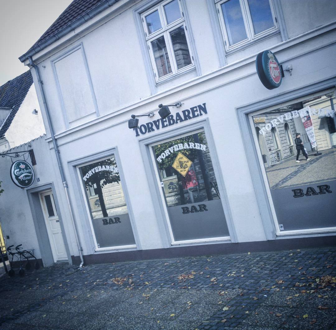 Torvebaren i Hobro. Foto: Tegnedreng Records.